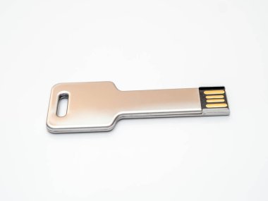 Beyaz arka planda bir anahtar şeklinde gümüş USB bellek.