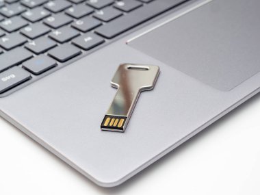 usb flash disk bir anahtar ve dizüstü bilgisayar şeklinde.