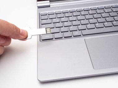 usb flash disk bir anahtar ve dizüstü bilgisayar şeklinde.