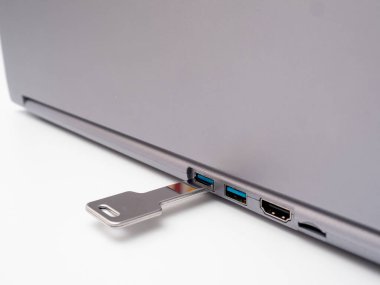 usb flash disk bir anahtar ve dizüstü bilgisayar şeklinde.