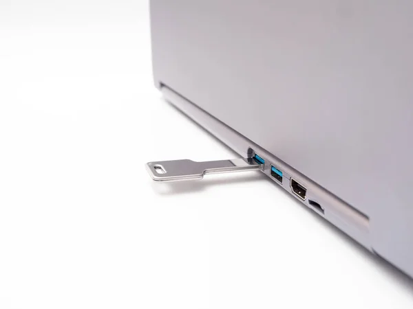 Usb Flash Drive Μορφή Κλειδιού Και Laptop — Φωτογραφία Αρχείου