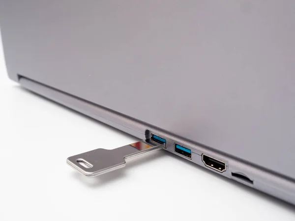 Usb Stick Form Eines Schlüssels Und Eines Laptops — Stockfoto