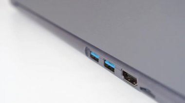 Anahtar şeklinde metal flaş bellek. USB flash disk ve dizüstü bilgisayar.