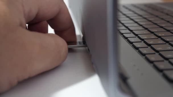 Unidade flash de metal na forma de uma chave. USB flash drive e laptop. — Vídeo de Stock