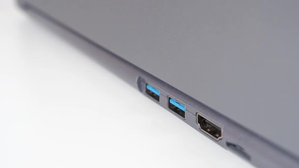 Fém pendrive kulcs formájában. USB flash meghajtó és laptop. — Stock videók