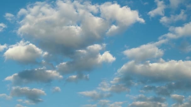 空の雲。青い空の白い雲. — ストック動画