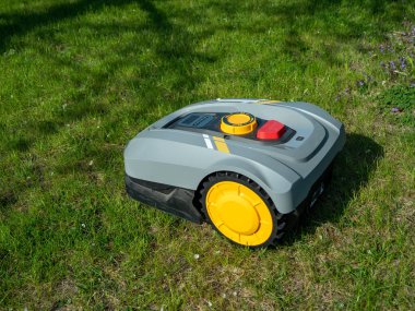otomatik çim biçme robot çim, çim üzerinde taşır. Yukarıdan, kopya alanı yan görünüm.