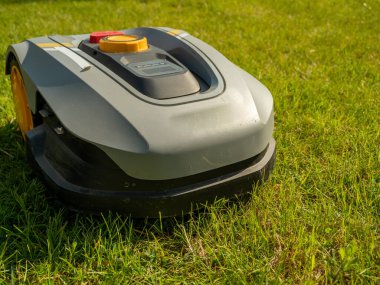 otomatik çim biçme robot çim, çim üzerinde taşır. Yukarıdan, kopya alanı yan görünüm.