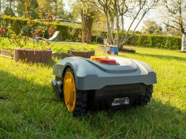 otomatik çim biçme robot çim, çim üzerinde taşır. Yukarıdan, kopya alanı yan görünüm.