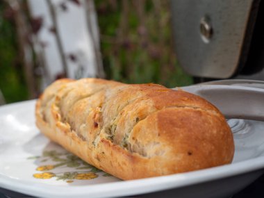 Izgarada pişirilmiş peynirli sarımsaklı Fransız ekmeği.