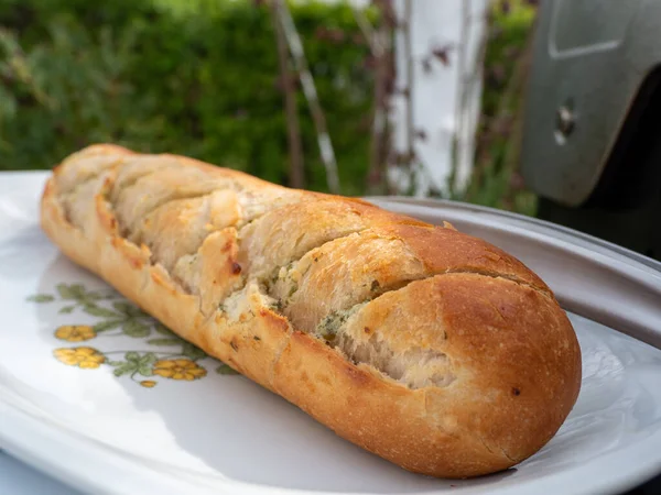 Izgarada pişirilmiş peynirli sarımsaklı Fransız ekmeği.