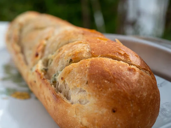 Izgarada pişirilmiş peynirli sarımsaklı Fransız ekmeği.