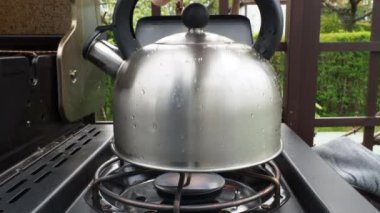 Çaydanlık gaz sobasına konur. Ateşlenmiş gaz ocağı.