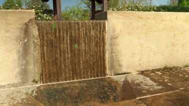 Çeşme. Su kayaların üzerinden akar..