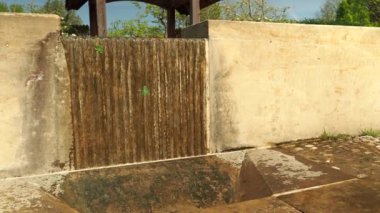 Çeşme. Su kayaların üzerinden akar..