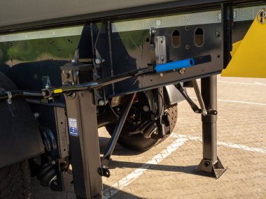 Berlin, Almanya, 09 Mayıs 2022, bir çöp kamyonu römorkunda durdu. Almanya Berlin.