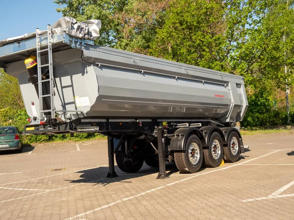 Berlin, Almanya, 09 Mayıs 2022, otoparktaki karavan. Almanya Berlin.