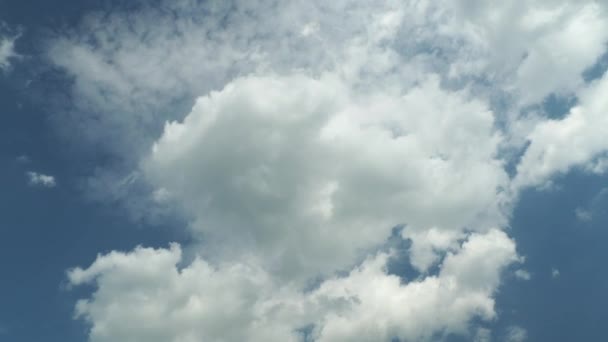 Nubes blancas en el cielo azul. Nubes flotan a través del cielo. — Vídeos de Stock