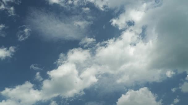 White clouds in the blue sky. Clouds float across the sky. — Stockvideo