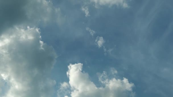 青空に白い雲。雲が空に浮かぶ. — ストック動画