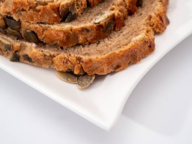 Beyaz arka planda kabak tohumlu ekmek. Balkabağı ekmeği.