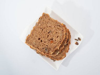 Beyaz arka planda kabak tohumlu ekmek. Balkabağı ekmeği.