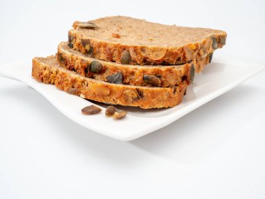 Beyaz arka planda kabak tohumlu ekmek. Balkabağı ekmeği.