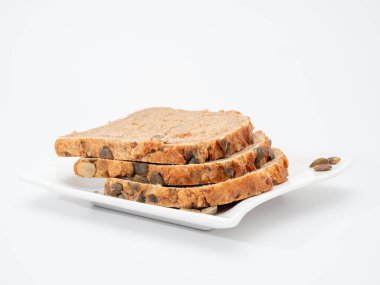 Beyaz arka planda kabak tohumlu ekmek. Balkabağı ekmeği.