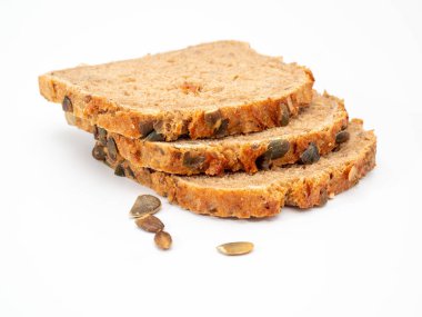 Beyaz arka planda kabak tohumlu ekmek. Balkabağı ekmeği.