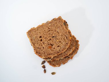 Beyaz arka planda kabak tohumlu ekmek. Balkabağı ekmeği.