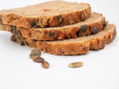 Beyaz arka planda kabak tohumlu ekmek. Balkabağı ekmeği.