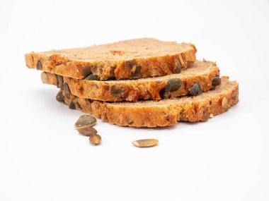 Beyaz arka planda kabak tohumlu ekmek. Balkabağı ekmeği.