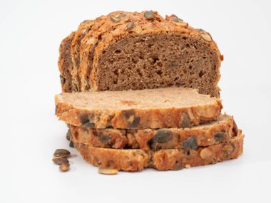 Beyaz arka planda kabak tohumlu ekmek. Balkabağı ekmeği.