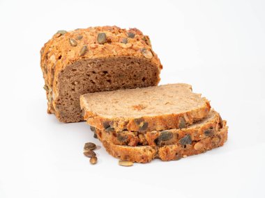 Beyaz arka planda kabak tohumlu ekmek. Balkabağı ekmeği.