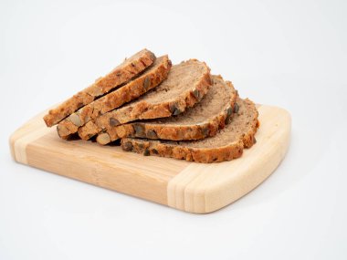 Beyaz arka planda kabak tohumlu ekmek. Balkabağı ekmeği.