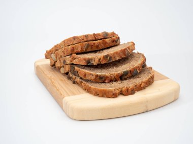 Beyaz arka planda kabak tohumlu ekmek. Balkabağı ekmeği.