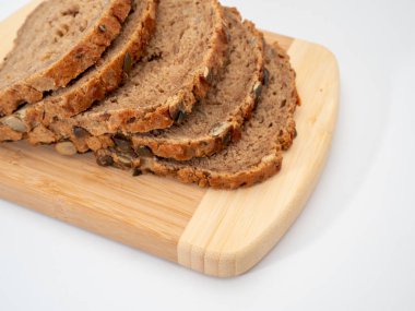 Beyaz arka planda kabak tohumlu ekmek. Balkabağı ekmeği.