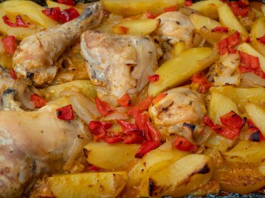 Fırında tavuk budu ve patates. Patatesli tavuk budu ve kırmızı biber..