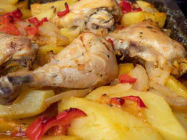 Fırında tavuk budu ve patates. Patatesli tavuk budu ve kırmızı biber..