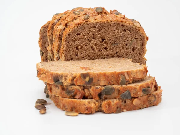 Beyaz arka planda kabak tohumlu ekmek. Balkabağı ekmeği.