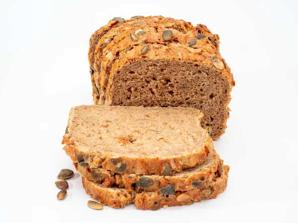 Beyaz arka planda kabak tohumlu ekmek. Balkabağı ekmeği.