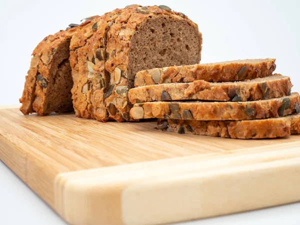 Beyaz arka planda kabak tohumlu ekmek. Balkabağı ekmeği.