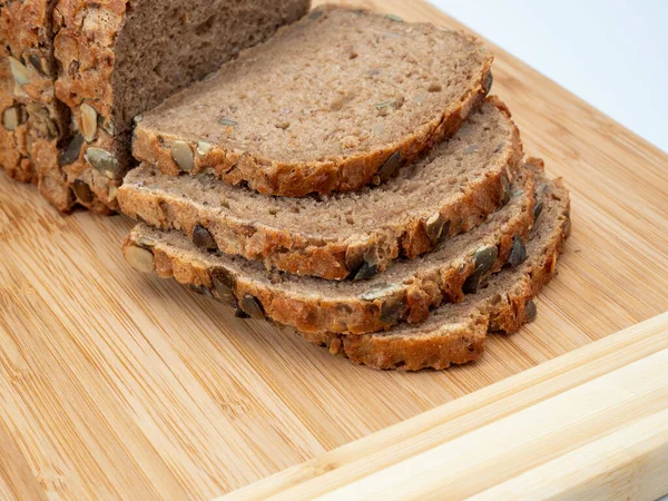 Beyaz arka planda kabak tohumlu ekmek. Balkabağı ekmeği.