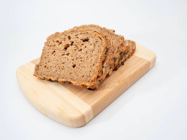 Beyaz arka planda kabak tohumlu ekmek. Balkabağı ekmeği.