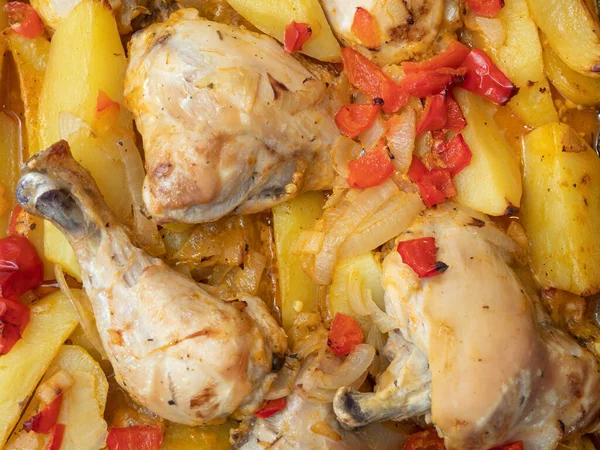Fırında tavuk budu ve patates. Patatesli tavuk budu ve kırmızı biber..
