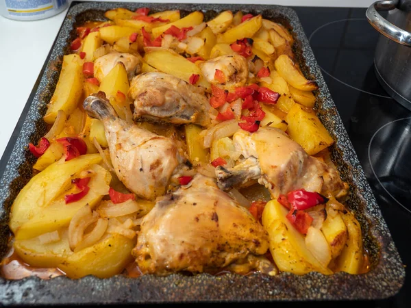 Fırında tavuk budu ve patates. Patatesli tavuk budu ve kırmızı biber..