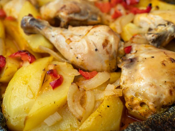 Fırında tavuk budu ve patates. Patatesli tavuk budu ve kırmızı biber..