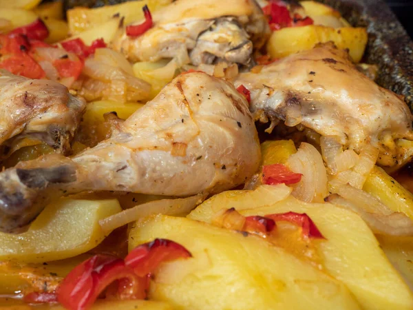 Fırında tavuk budu ve patates. Patatesli tavuk budu ve kırmızı biber..