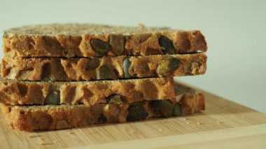 Beyaz arka planda kabak tohumlu ekmek. Balkabağı ekmeği.