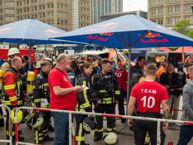 Almanya, Berlin 05 / 14 / 2022. 10. Berlin Yangın Merdivenleri. Koşan itfaiyeciler.